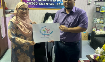 Penyerahan sumbangan keperluan asas ke SK Gambang, Kuantan, Pahang oleh Pengerusi BAKTI, FTKA pada 28 Februari 2024. Terima kasih diucapkan kepada warga FTKA yang telah membuat sumbangan.